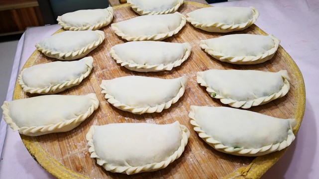 4,电饼铛加油预热,下入饼胚,煎至两面金黄就可以盛出.