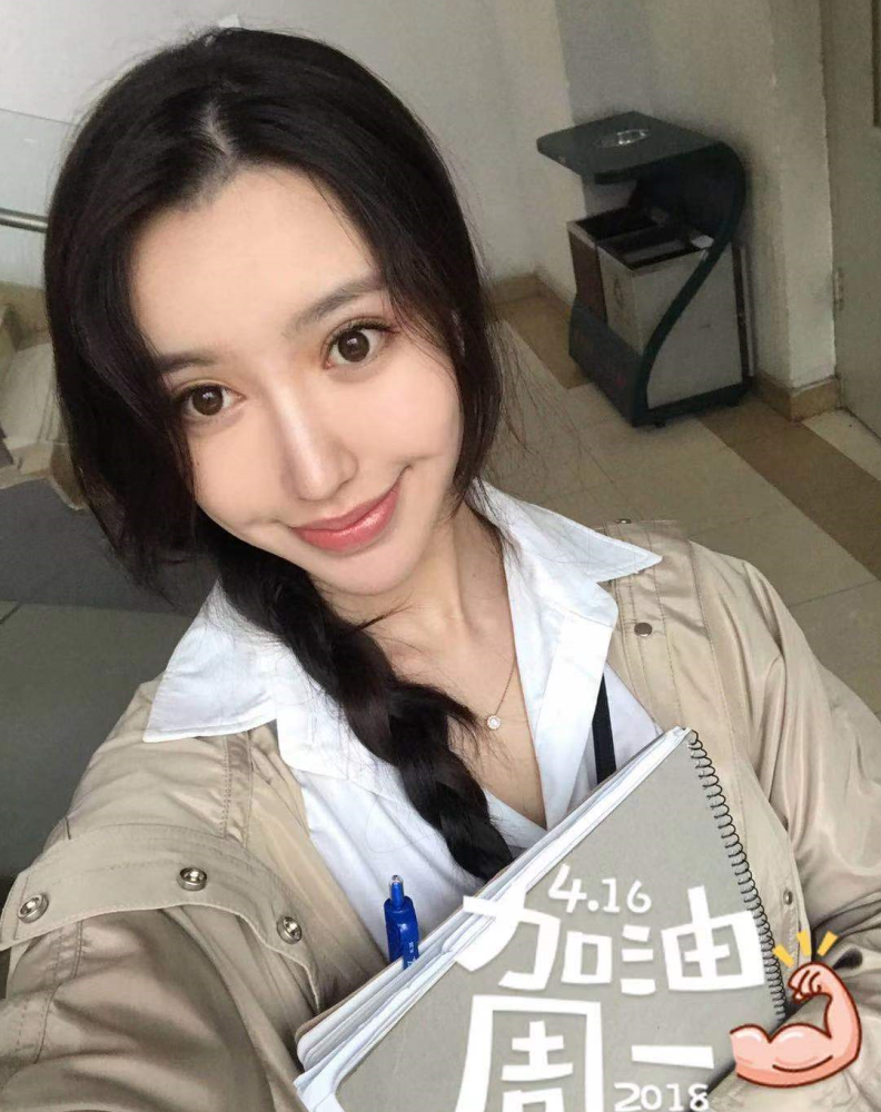 新年第一对明星分手24岁女星发文好聚好散男方被扒私生活混乱