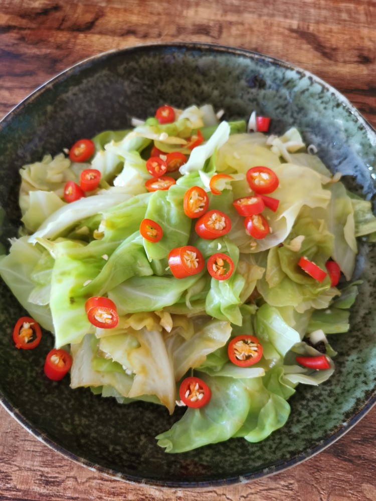 凉拌了半个莲花白,酸酸辣辣的挺开胃.