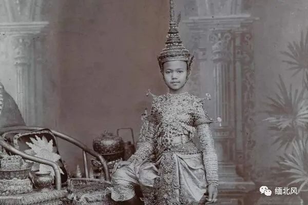 1878年10月敏东王病逝,锡袍作为太子顺理成章继承了父亲的王位,成为了