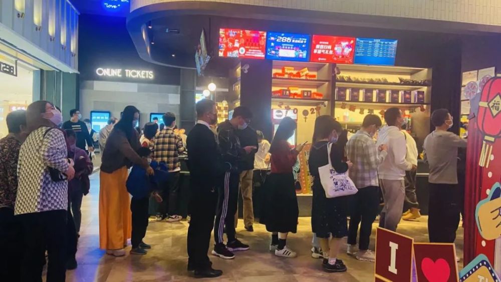电影院检票处 满满的人排队进场 每位街坊都自觉带好口罩