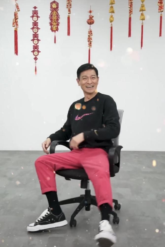 刘德华不受票房影响60岁穿卫衣配粉色九分裤同xo玩社交姜还是老的辣