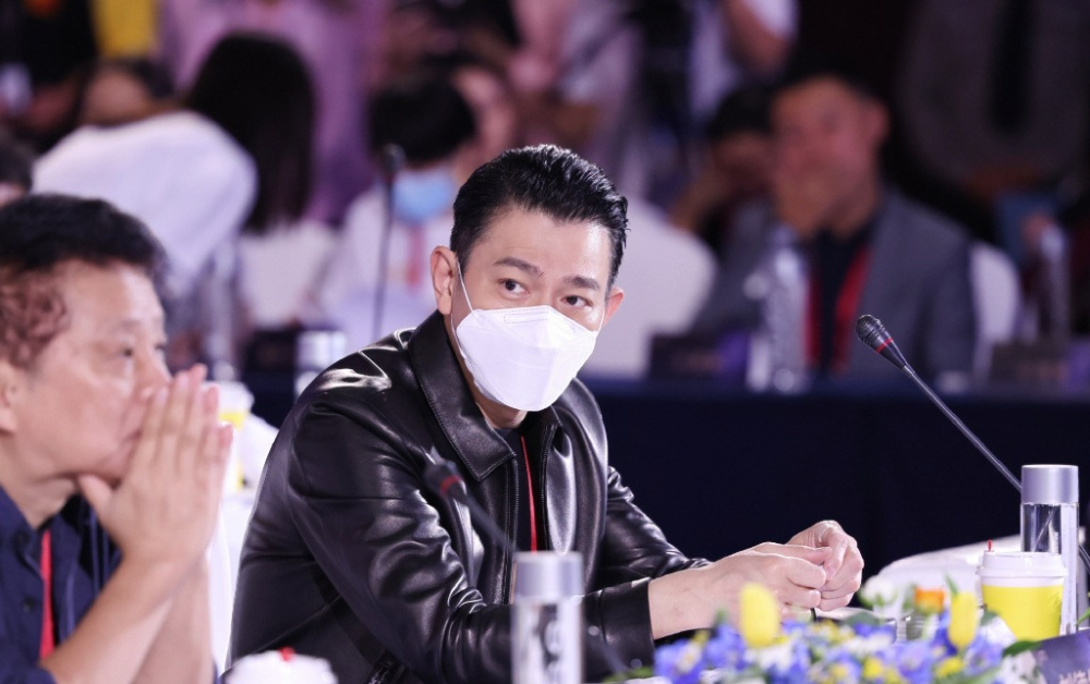 刘德华不受票房影响60岁穿卫衣配粉色九分裤同xo玩社交姜还是老的辣