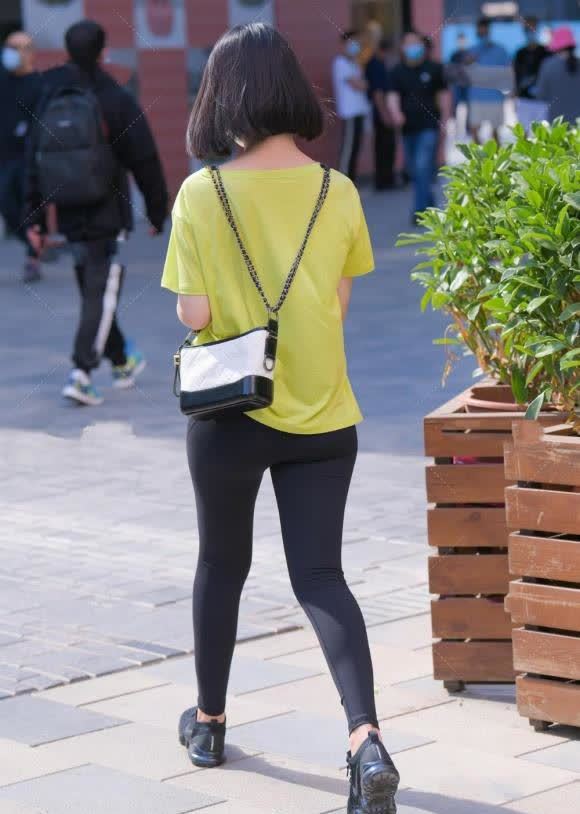 运动女孩就是会穿健美裤搭配黄绿色小衫简约清爽又显身材