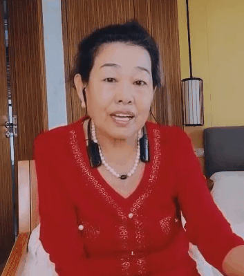 小沈阳68岁妈妈面对镜头唱歌,动情流泪,母子长相"一模一样"