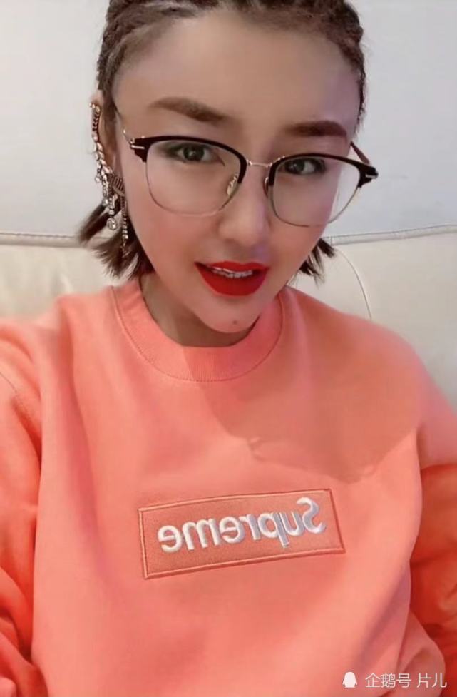 赵本山女徒孙娇娇晒娃拜年,婴儿身边放满现金,被质疑炫富