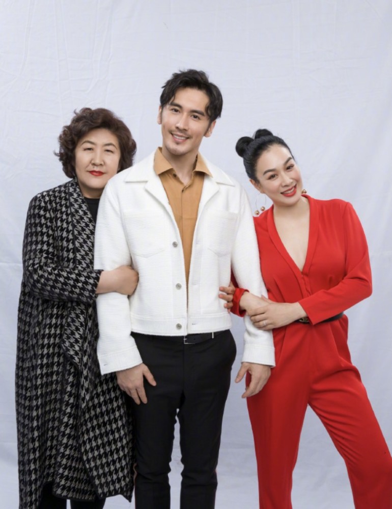 50岁钟丽缇晒全家福水蛇腰抢镜曾做试管婴儿婚后5年却仍未能怀孕