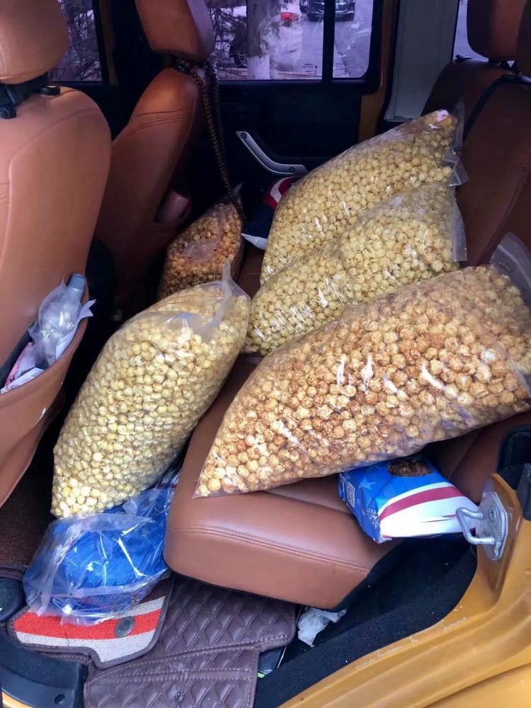 老公塞满一后备箱的零食"堵住"小侄子们的嘴哄小孩一绝…开心的丈母娘