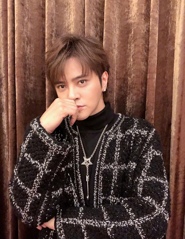 不理毁掉他事业且走红的前女友罗志祥晒年夜饭和妈妈温暖过节