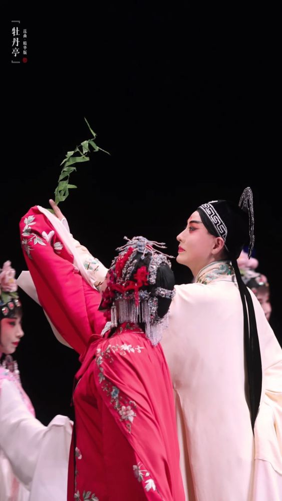 如果要问杜丽娘和柳梦梅可以超越生死的爱情密码,关键词有二: 情深,意