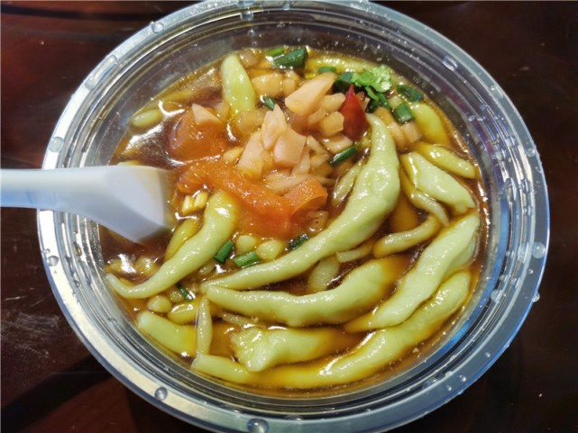 外地游客打卡芙蓉镇:吃上一碗正宗的米豆腐,"果然没让人失望"