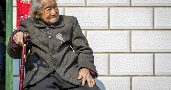 最后是老孙头出面给老太太绑回去的.