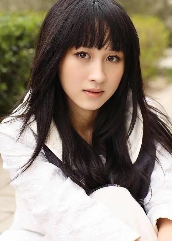 之后练束梅又相继出演了《阳光普照大地》,《七妹》等影视剧作品,干净