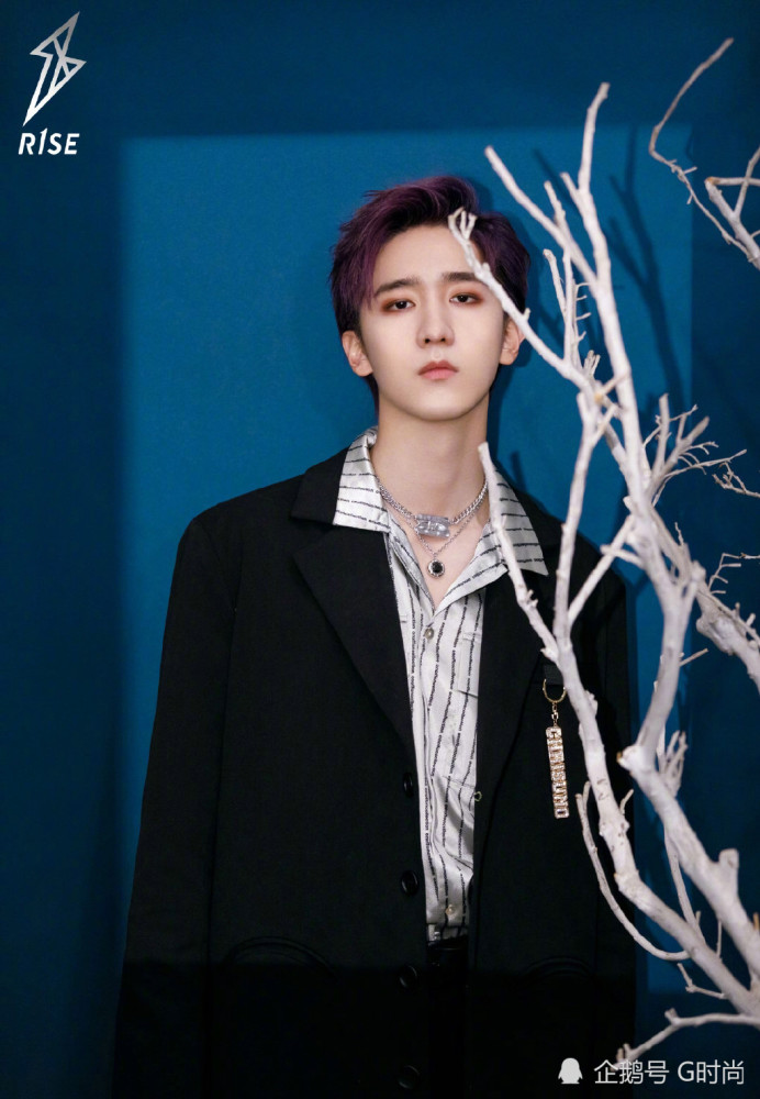 赵让身着黑色西装内搭条纹衬衫现身群星跨界闹新春帅气有型充满魅力