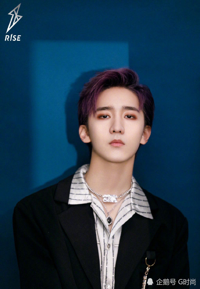 赵让身着黑色西装内搭条纹衬衫现身群星跨界闹新春帅气有型充满魅力