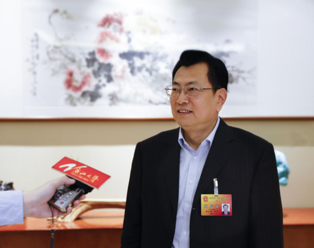 ( 宁波市市长裘东耀接受浙江之声专访.王鹏/摄 )