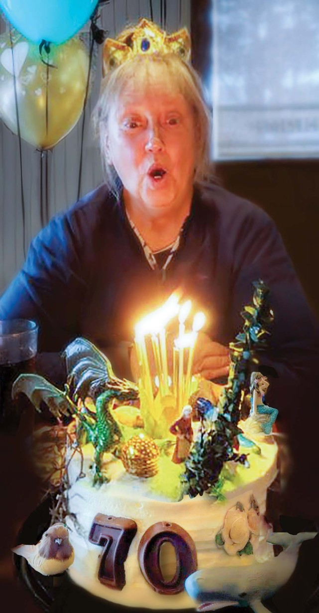 (上图是谢莉·杜瓦尔70岁生日时的照片)谢莉·杜瓦尔称沉寂在悲伤情绪