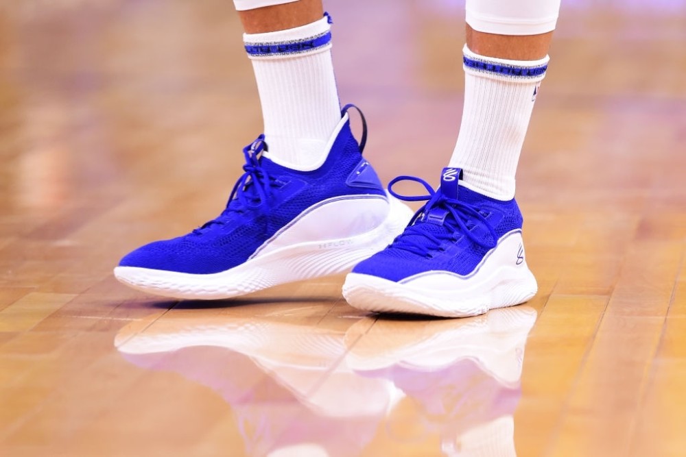 热身时穿的蓝黄鸳鸯,然后又换成蓝色.