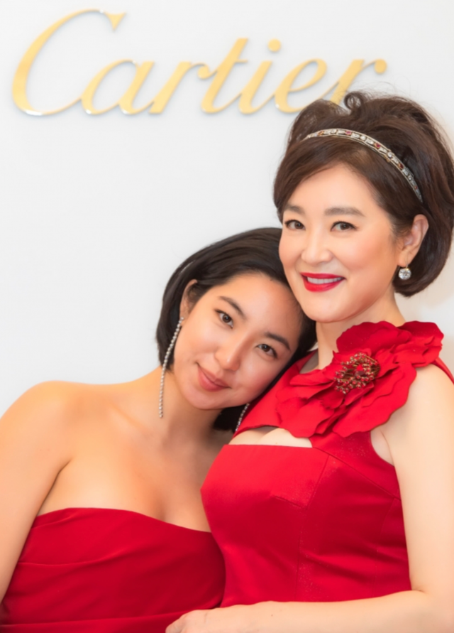 就连邢嘉倩的生母张天爱,都曾在公开场合感谢林青霞对女儿的照顾,也大