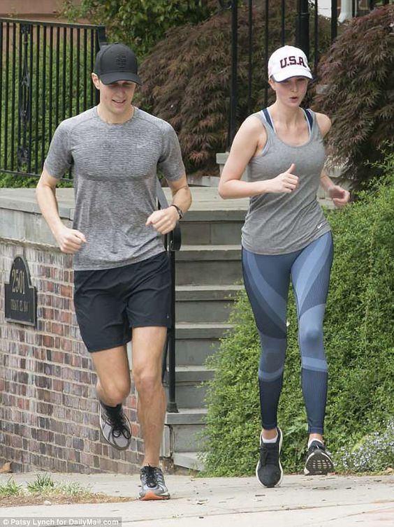 39岁伊万卡炎热海滩跑步表情挣扎穿运动背心身姿壮硕又健美