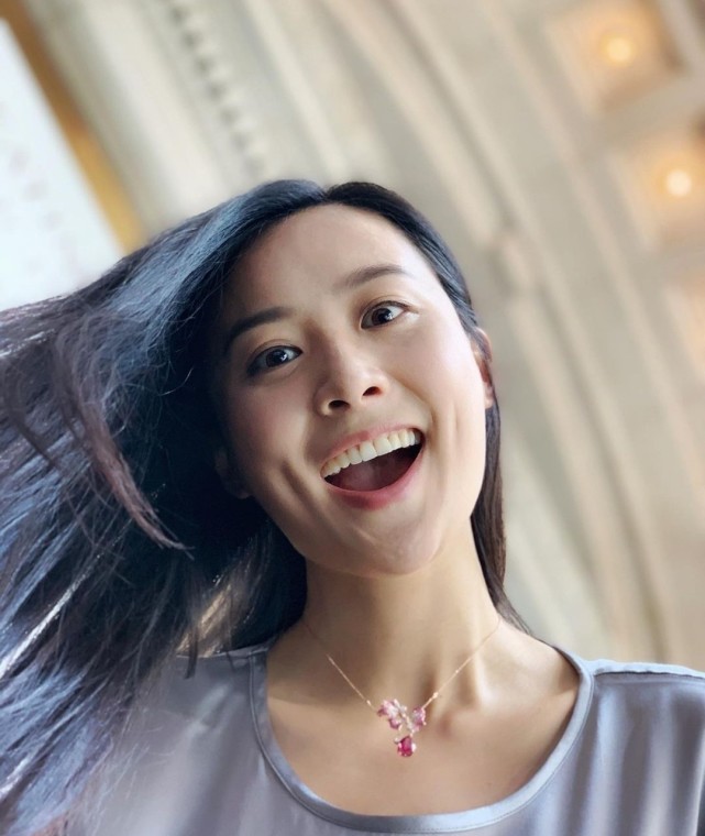 第一个牛年明星宝宝出生陈法拉官宣生女并公开一家三口叠手照