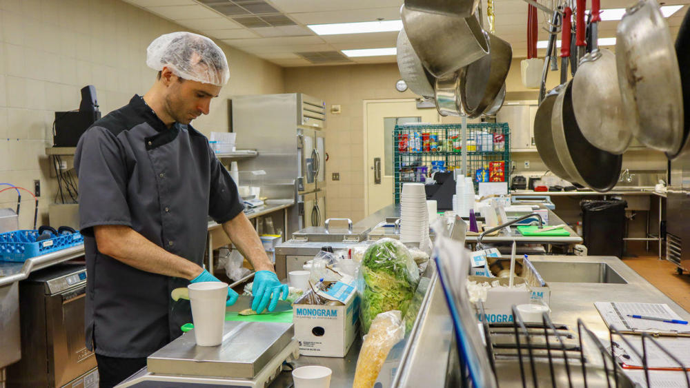 nih一名营养师在新陈代谢研究厨房 图据《科学》杂志