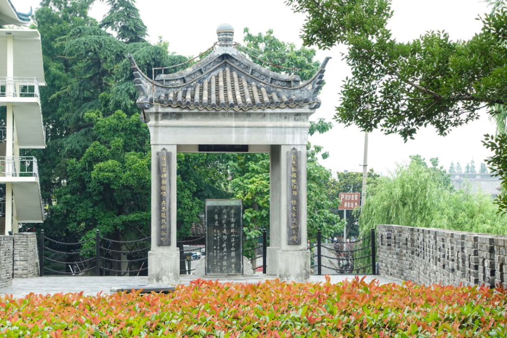 地址:新川路171号旁川沙古城墙公园内岳碑亭为保护亭内石碑而建,石碑