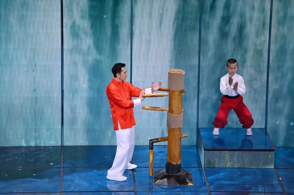 甄子丹以一段行云流水有铿锵有力的"打木人桩"开场,不禁想让人抱拳叫