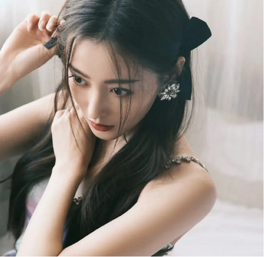 双蝴蝶结造型女星大pk:戚薇魅惑,张雨绮显头大,赵露思发量取胜