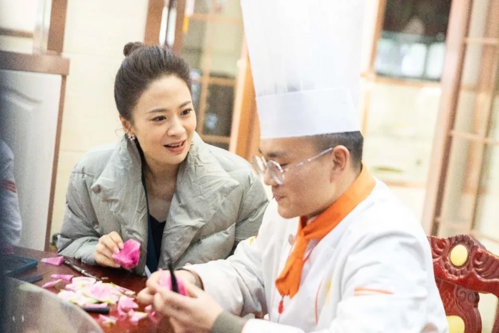 央视厨王争霸主持人频频点赞新东方烹饪教育学子食雕花实力抢镜