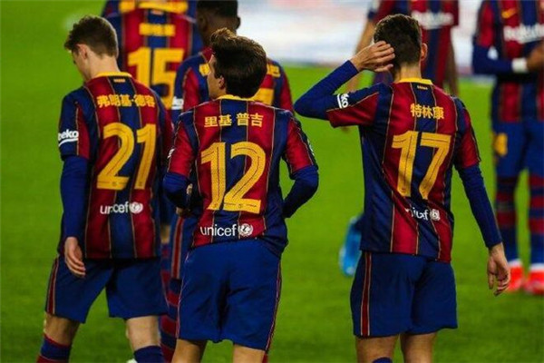 某盲过滤器:巴萨穿错中文球衣?真相扎心了!