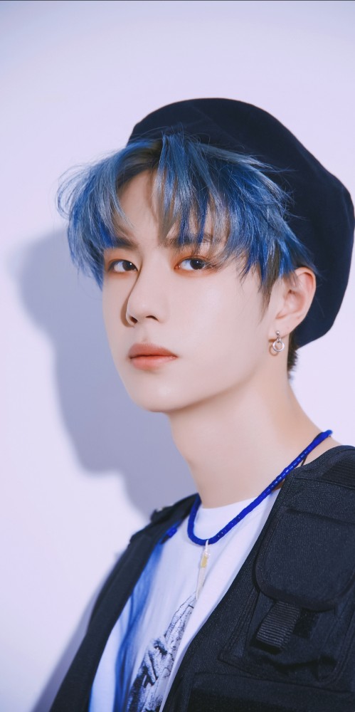 王一博王俊凯小鬼王琳凯三位王氏少年谁的蓝发戳到你了呢壁纸