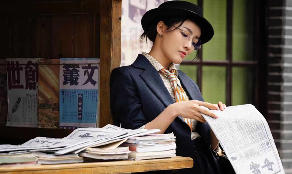 在出演某部仙侠剧中,有一个片段是持剑对峙,付美不小心被剑刺伤鼻子