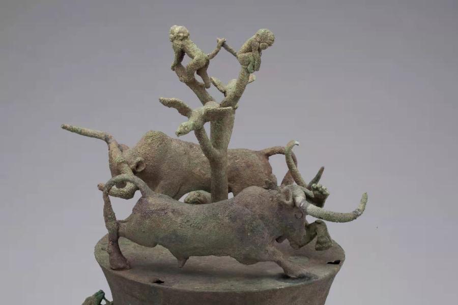 滇王"存钱罐" 上演激烈"牛虎斗"