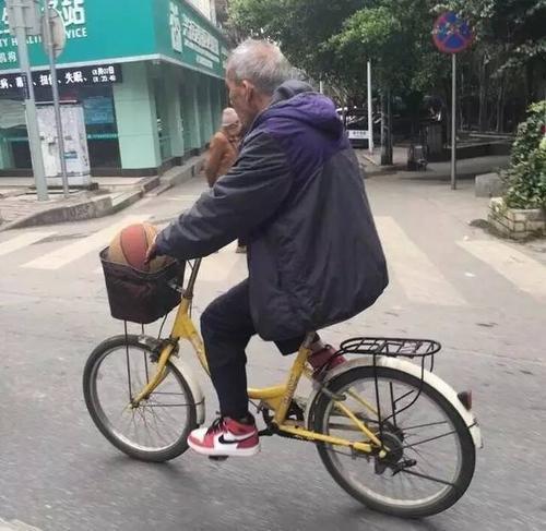 关二爷supreme还不够潮?那地铁老大爷这双tmac3如何?