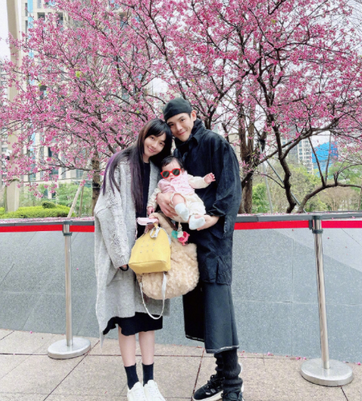 向佐罕晒一家三口合照意外曝光豪宅37岁郭碧婷生娃后还像少女