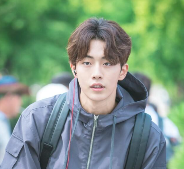 南柱赫出道前的证件照曝光失去滤镜的颜值意外撞脸搞笑艺人