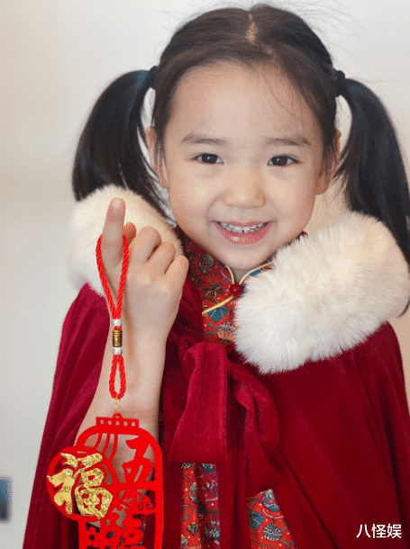 正脸怼镜的小酒窝,一脸甜笑,继承父母高颜值的她不仅五官优越,白皙