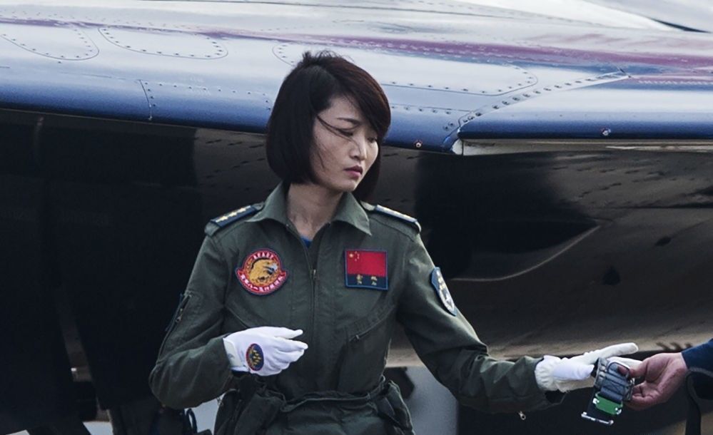 中国首位歼10女飞行员，因跳伞失败牺牲，葬礼中36万群众来送别
