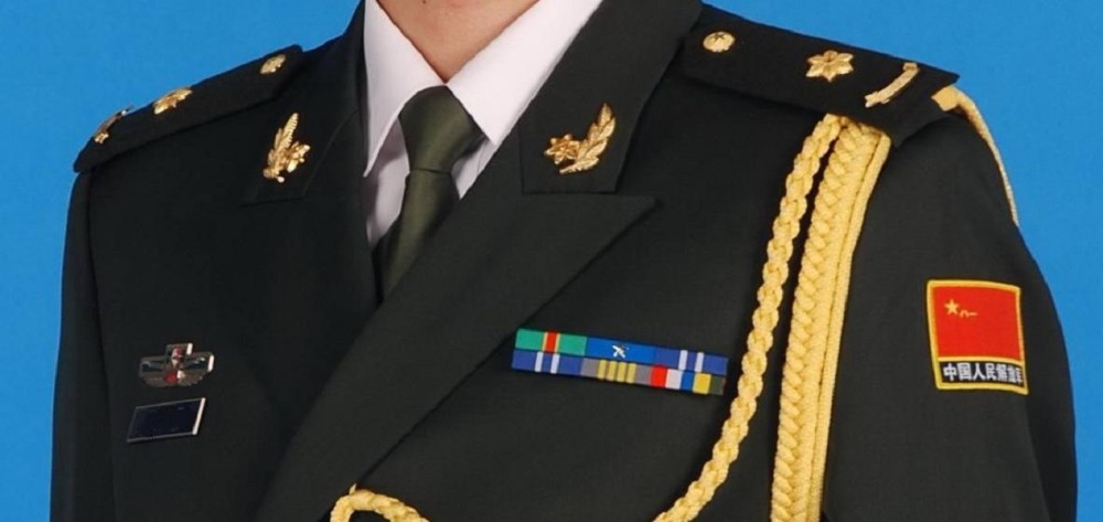 不知道大家有没有发现,很多解放军的军装左胸处存在着一堆"马赛克"
