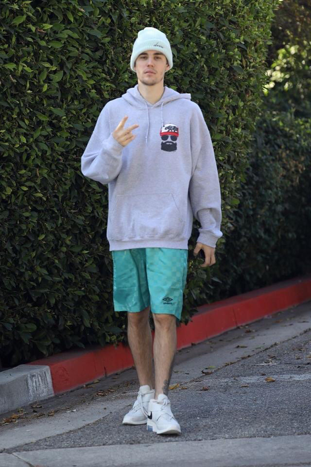 明星街拍都爱穿比伯潮牌服装|穿搭|贾斯汀比伯|潮牌|明星街拍|卫衣