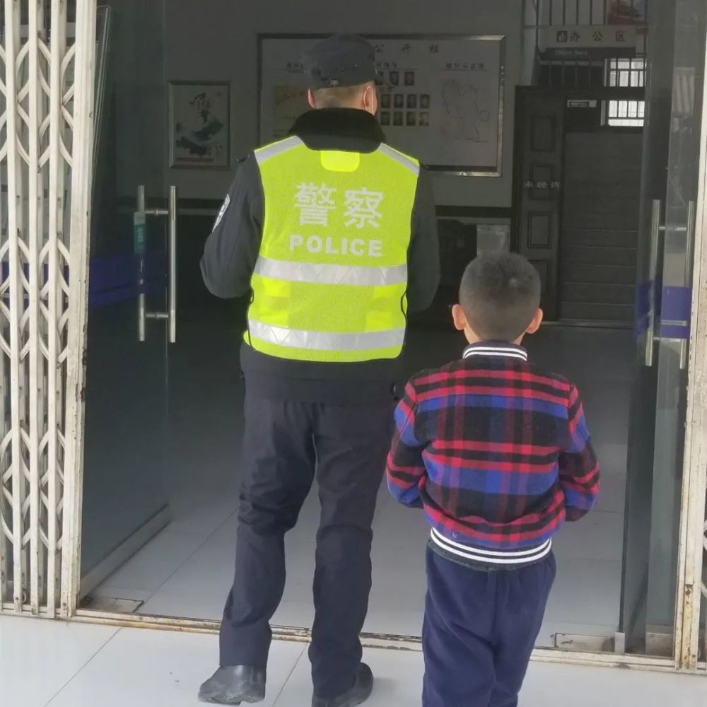 他的妻子小陈也是一名警察,作为双警家庭,他们常年聚少离多.