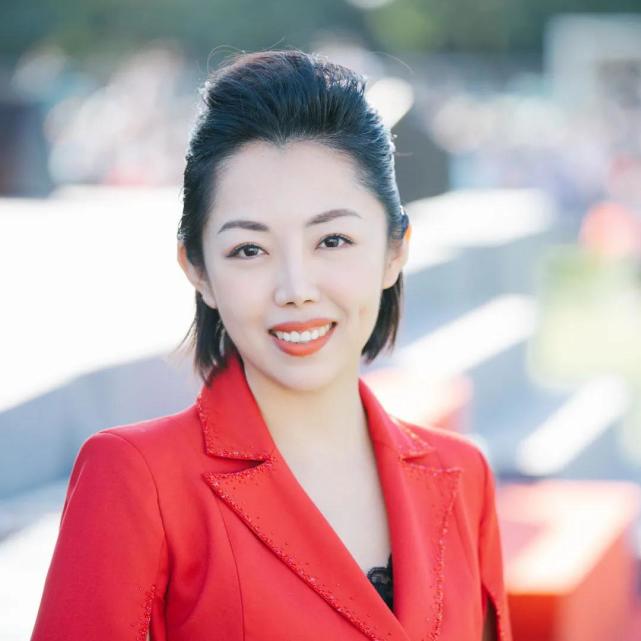 青年歌唱家李菲菲成央视跨年专业户,春节元旦好歌唱不停