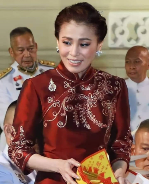 泰王情人节示爱苏提达王后大方晒亲吻照修补夫妻感情
