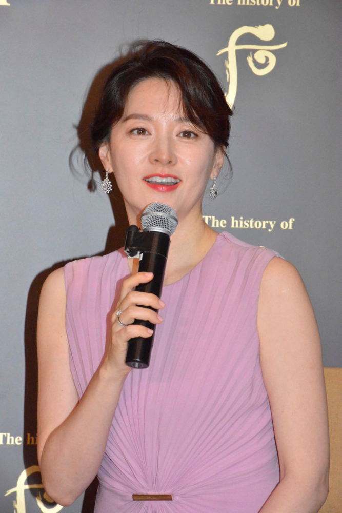 李英爱气质高级大气穿紫色连衣裙贵妇范十足魅力十足