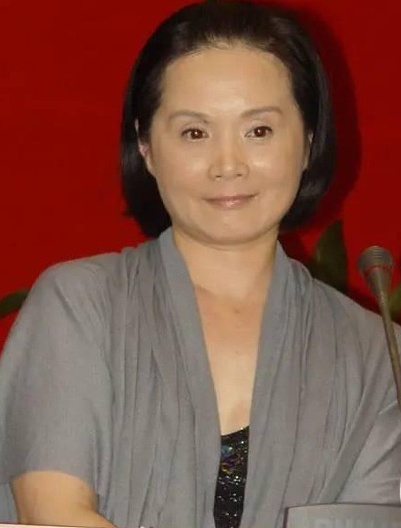 61岁老戏骨吴冕:婚姻恩爱40年0绯闻,看看老公是谁就知道了_腾讯新闻