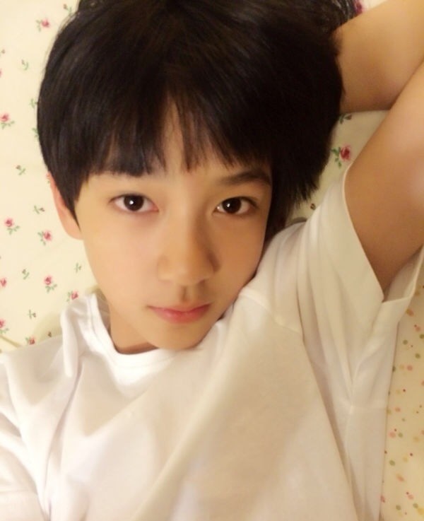 贺峻霖小时候的图片分享果然可爱的人从小到大都可爱哈哈哈哈