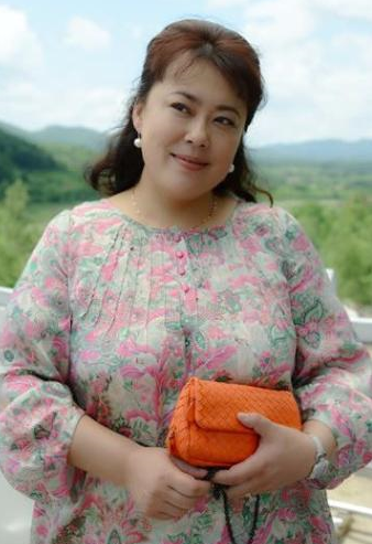 李菁菁2婚丈夫小15岁被500位副导演封杀却携小25岁老公卖茶叶