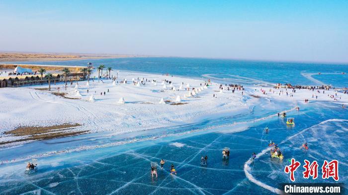 新疆博斯騰湖多樣旅遊項目吸引遊客賞冰樂雪迎新春