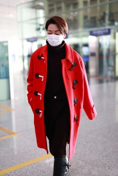 天王嫂方媛晒拜年照大胆光腿穿红大衣看细腿真不像生过俩